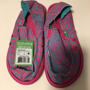 NWT Big Kids size 4 Sanuk Shoes